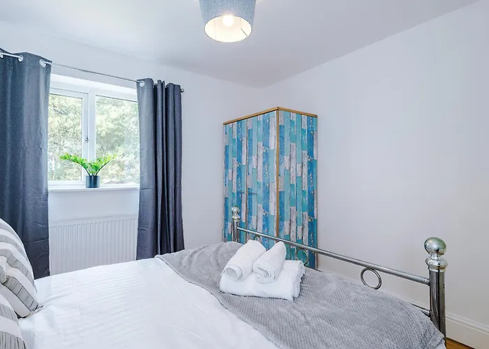 Spacious Stretford 3-Bed, Driveway Parking, Pool Table, Sleeps 6 Semesterbostad Manchester