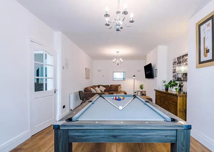 Spacious Stretford 3-Bed, Driveway Parking, Pool Table, Sleeps 6 *