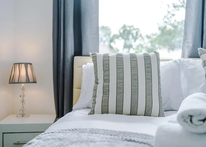 Spacious Stretford 3-Bed, Driveway Parking, Pool Table, Sleeps 6 Manchester