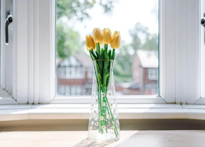 Spacious Stretford 3-Bed, Driveway Parking, Pool Table, Sleeps 6 Semesterbostad