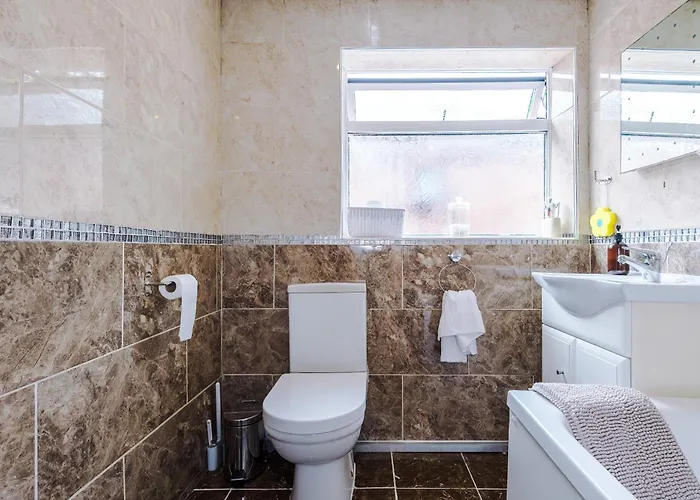 Spacious Stretford 3-Bed, Driveway Parking, Pool Table, Sleeps 6 Semesterbostad