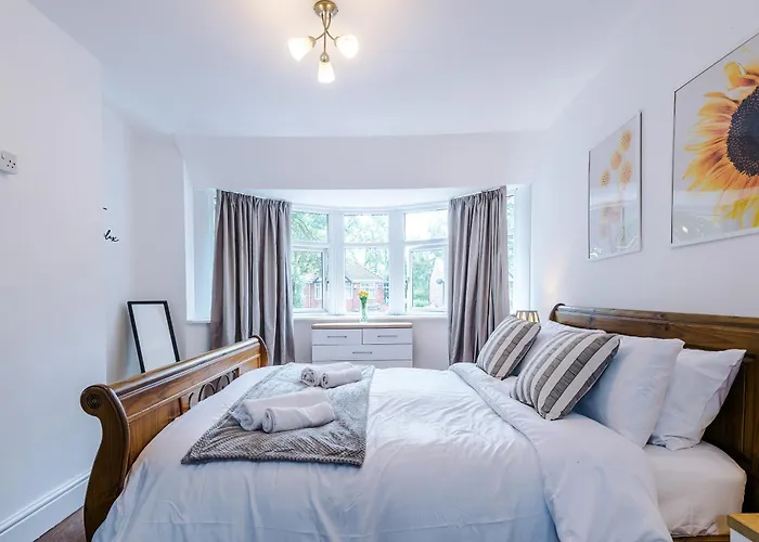 Semesterbostad Spacious Stretford 3-Bed, Driveway Parking, Pool Table, Sleeps 6 *