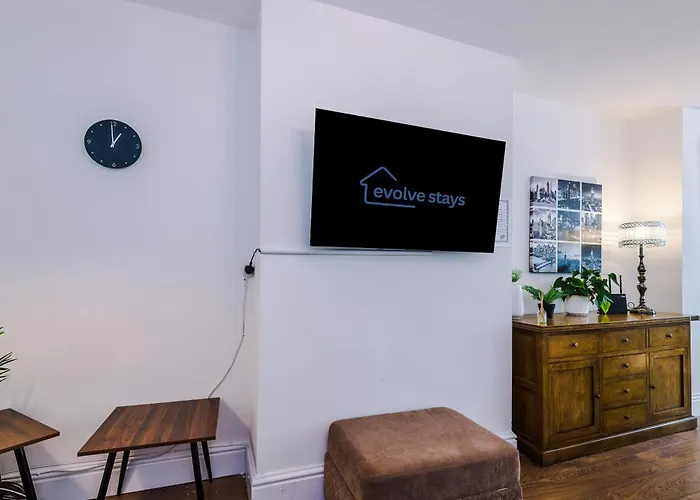 Spacious Stretford 3-Bed, Driveway Parking, Pool Table, Sleeps 6 Manchester