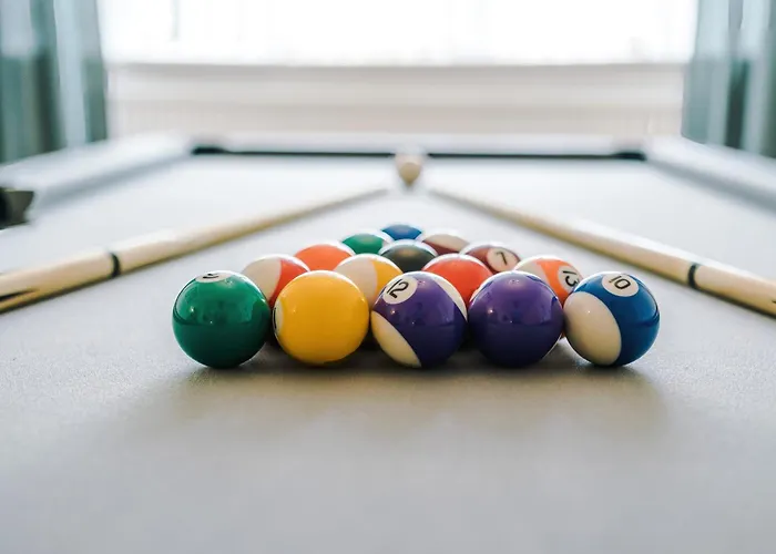 Spacious Stretford 3-Bed, Driveway Parking, Pool Table, Sleeps 6