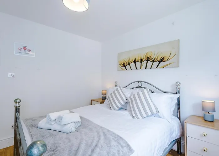 Semesterbostad Spacious Stretford 3-Bed, Driveway Parking, Pool Table, Sleeps 6 Manchester