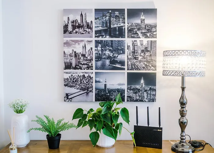 Spacious Stretford 3-Bed, Driveway Parking, Pool Table, Sleeps 6