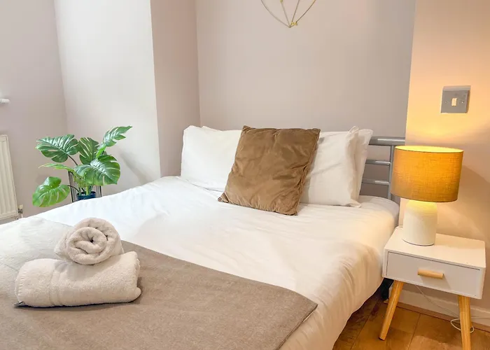 Spacious 2br 2ba Centre Sleeps 5