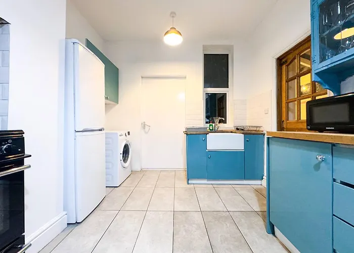 Holiday home 5bdr | Tram Access|free St Parking *