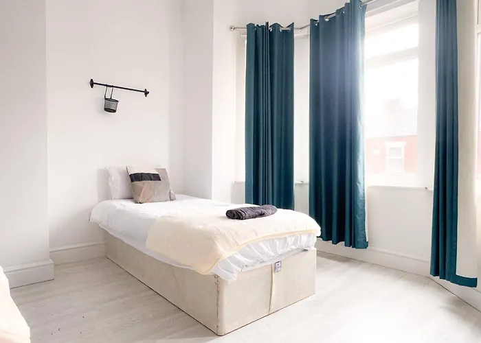 5bdr | Tram Access|free St Parking