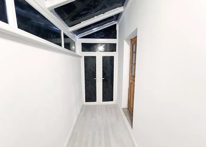 Holiday home 5bdr | Tram Access|free St Parking