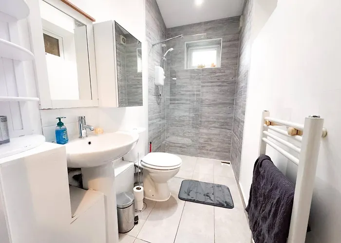 5bdr | Tram Access|free St Parking