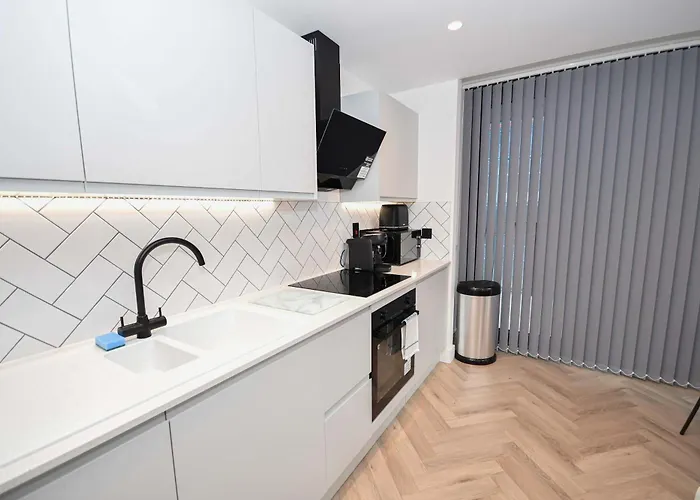 Modern 2 Bed Flat In W Balcony Manchester