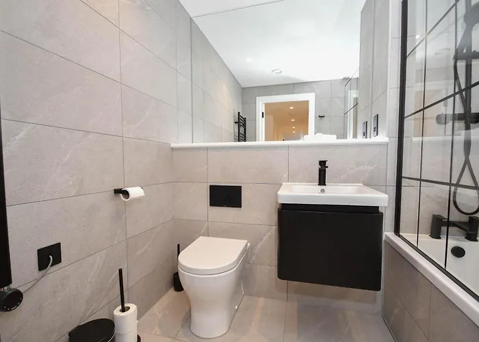 Modern 2 Bed Flat In W Balcony