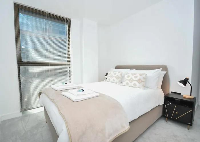 Modern 2 Bed Flat In W Balcony