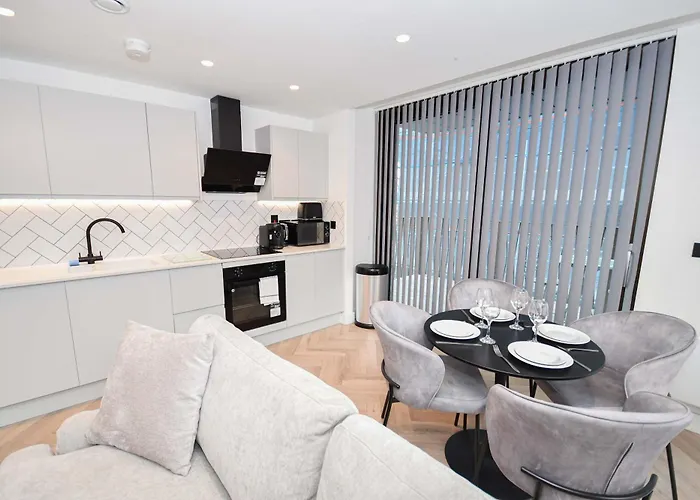 Modern 2 Bed Flat In W Balcony Apartament Manchester