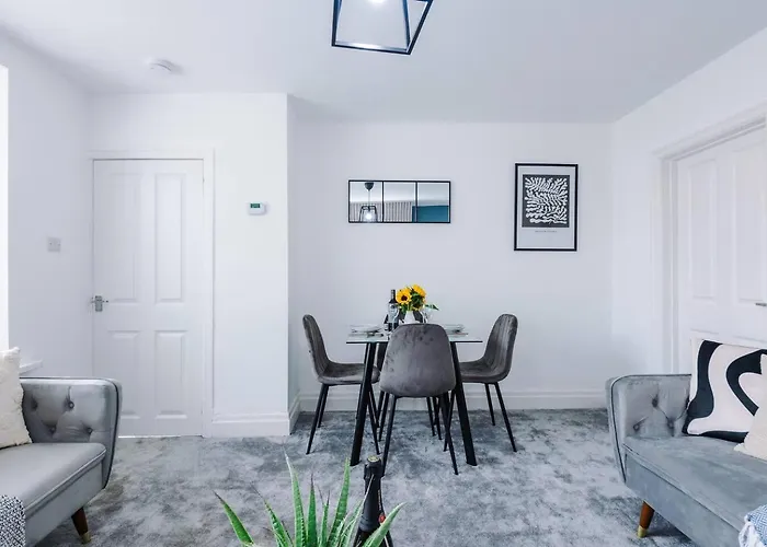 Comfortable & Spacious 3br House Near Coop Live Arena & Etihad Stadium With Free Parking - New Management Since Jan '26