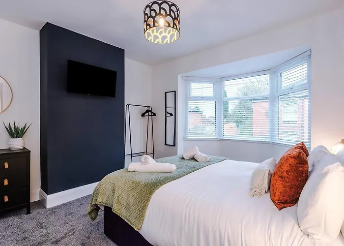 Apartment Comfortable & Spacious 3br House Near Coop Live Arena & Etihad Stadium With Free Parking - New Management Since Jan '26 *