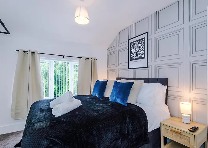 Apartment Comfortable & Spacious 3br House Near Coop Live Arena & Etihad Stadium With Free Parking - New Management Since Jan '26 *