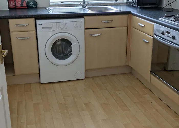 Comfortable And Peaceful 2 Bedroom Flat With Shared Bathroom And Kitchen Close To Airport 맨체스터