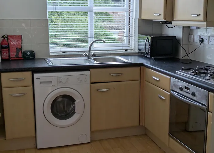 Comfortable And Peaceful 2 Bedroom Flat With Shared Bathroom And Kitchen Close To Airport * مانشستر