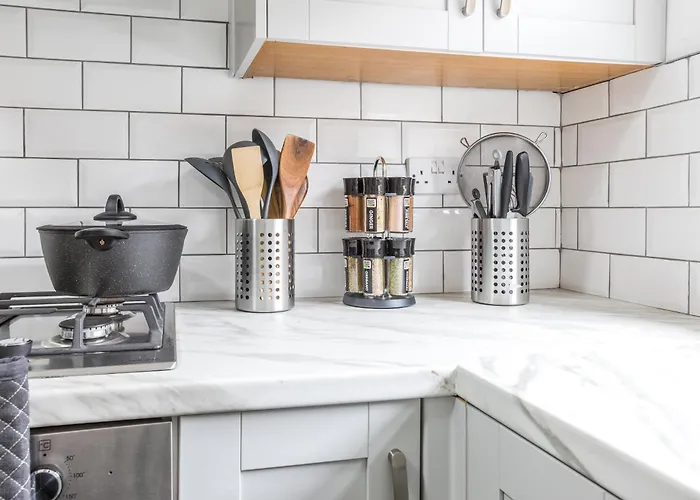 아파트 Modern 3bd House - Free Parking - Fast Wifi