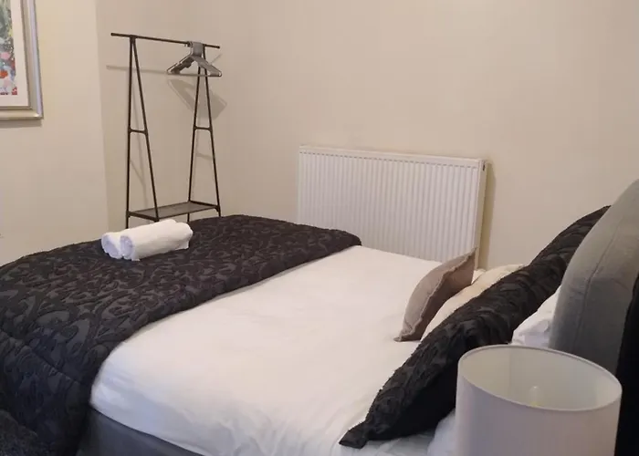 2 Beds Suburb Nestled Nook 아파트