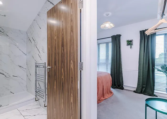 Big Mcr 5-bedroom Contractor House Sleeps 8 With Parking By Purestay Hébergement de vacances