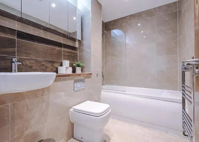 Big Mcr 5-bedroom Contractor House Sleeps 8 With Parking By Purestay Hébergement de vacances