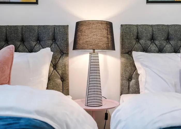 Big Mcr 5-bedroom Contractor House Sleeps 8 With Parking By Purestay Hébergement de vacances Manchester