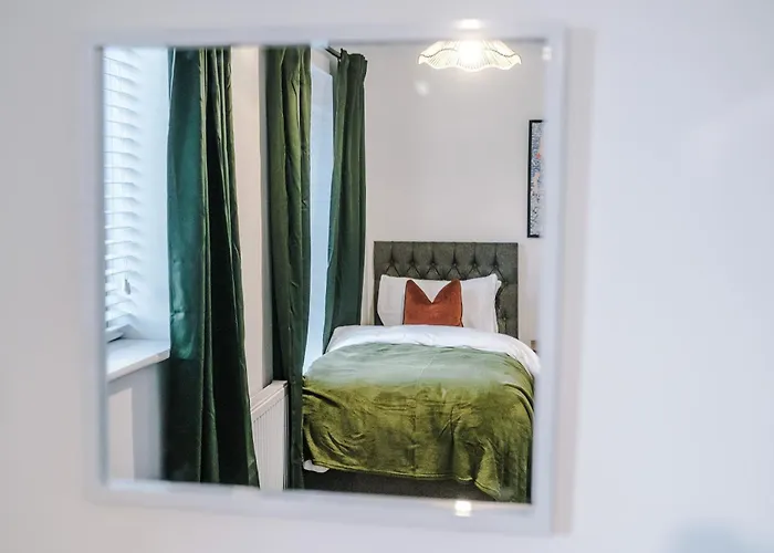 Big Mcr 5-bedroom Contractor House Sleeps 8 With Parking By Purestay Hébergement de vacances