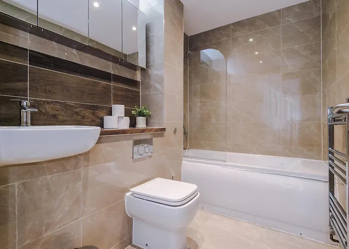 Big Mcr 5-bedroom Contractor House Sleeps 8 With Parking By Purestay Manchester