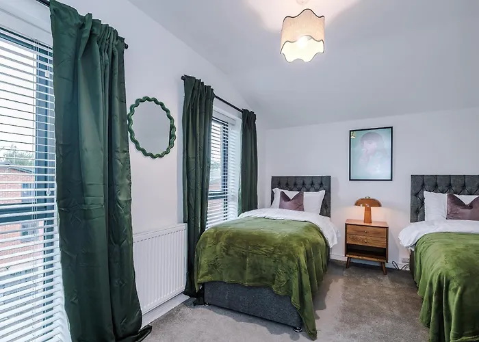 Big Mcr 5-bedroom Contractor House Sleeps 8 With Parking By Purestay Hébergement de vacances Manchester