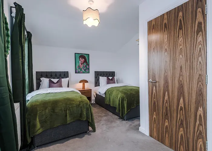 Big Mcr 5-bedroom Contractor House Sleeps 8 With Parking By Purestay * Manchester