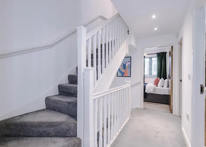 Vakantiehuis Big Mcr 5-bedroom Contractor House Sleeps 8 With Parking By Purestay