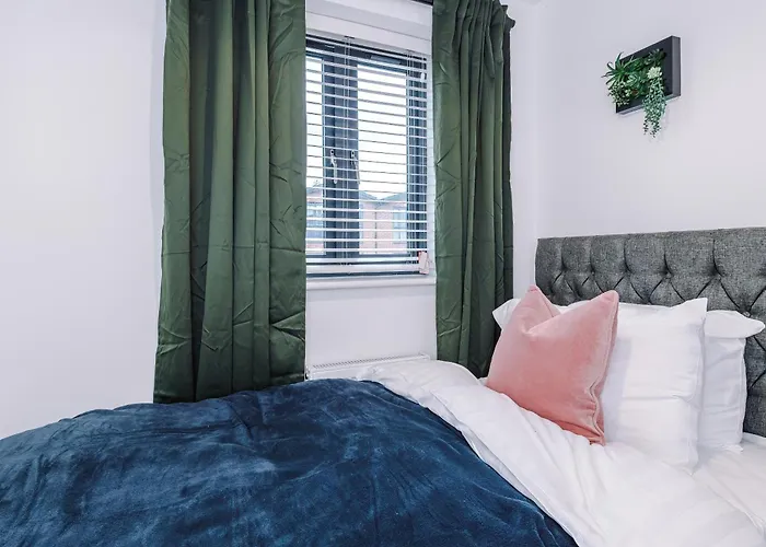 Big Mcr 5-bedroom Contractor House Sleeps 8 With Parking By Purestay *