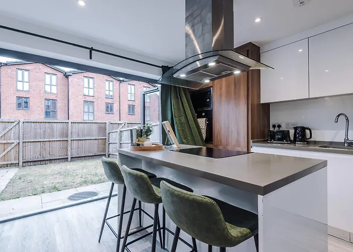 Vakantiehuis Big Mcr 5-bedroom Contractor House Sleeps 8 With Parking By Purestay *
