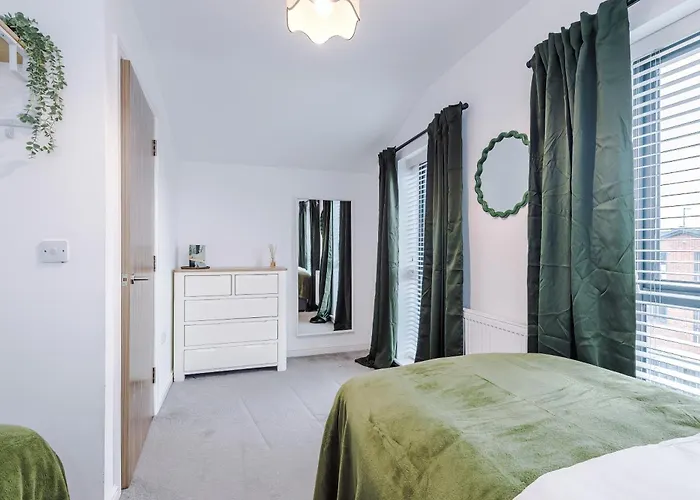 Big Mcr 5-bedroom Contractor House Sleeps 8 With Parking By Purestay Manchester