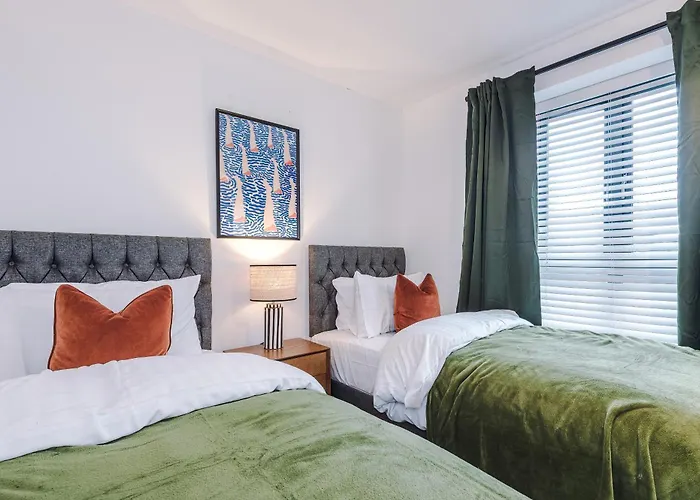 Big Mcr 5-bedroom Contractor House Sleeps 8 With Parking By Purestay Hébergement de vacances