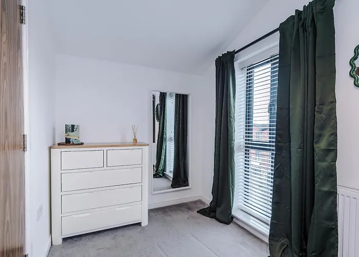 Big Mcr 5-bedroom Contractor House Sleeps 8 With Parking By Purestay