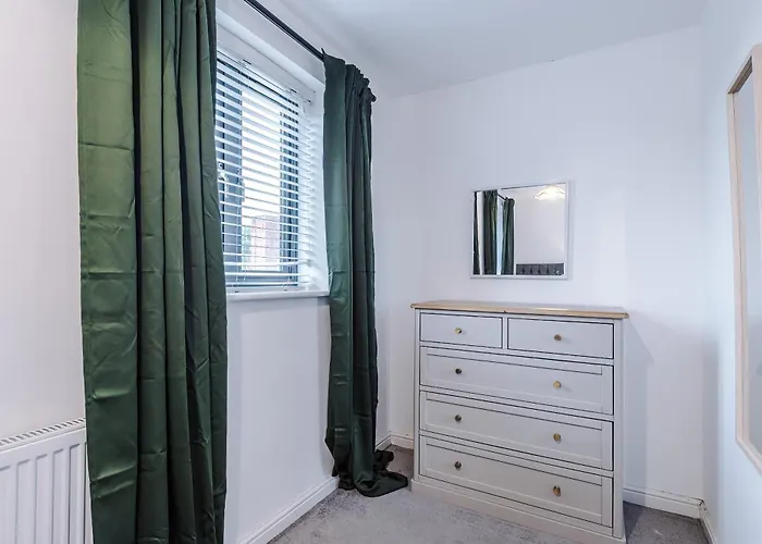 Hébergement de vacances Big Mcr 5-bedroom Contractor House Sleeps 8 With Parking By Purestay