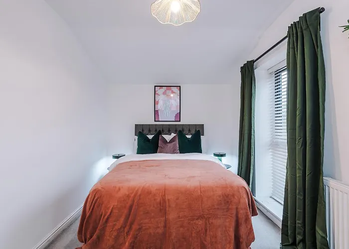 Big Mcr 5-bedroom Contractor House Sleeps 8 With Parking By Purestay *