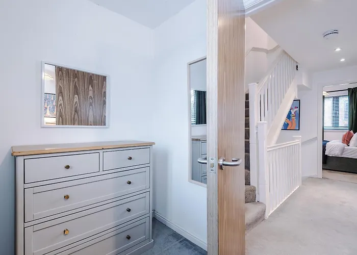 Big Mcr 5-bedroom Contractor House Sleeps 8 With Parking By Purestay Manchester