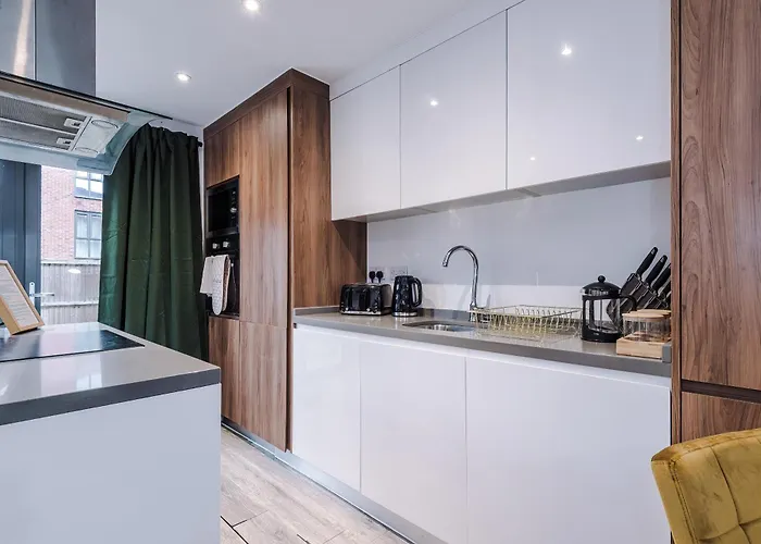 Big Mcr 5-bedroom Contractor House Sleeps 8 With Parking By Purestay * Manchester