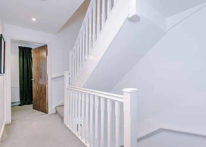 Big Mcr 5-bedroom Contractor House Sleeps 8 With Parking By Purestay