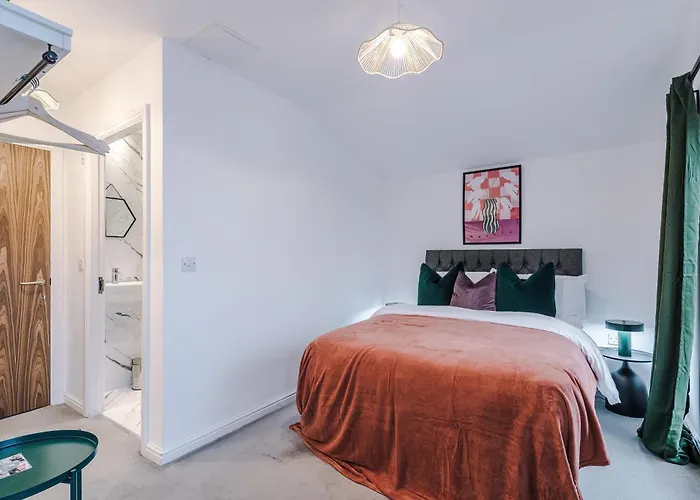 Hébergement de vacances Big Mcr 5-bedroom Contractor House Sleeps 8 With Parking By Purestay