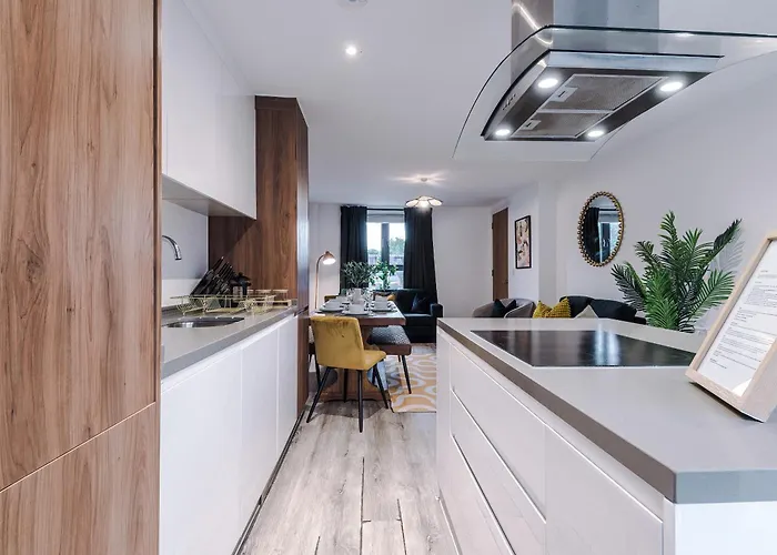 Big Mcr 5-bedroom Contractor House Sleeps 8 With Parking By Purestay * Manchester