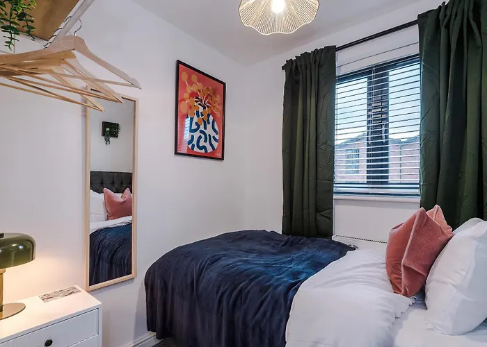 Holiday home Big Mcr 5-bedroom Contractor House Sleeps 8 With Parking By Purestay