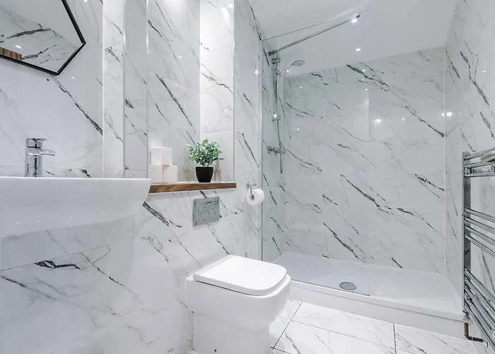 Big Mcr 5-bedroom Contractor House Sleeps 8 With Parking By Purestay Manchester