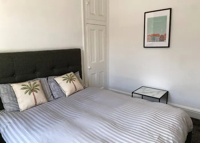 Huge Modern To In Salford Samson Plab 게스트하우스