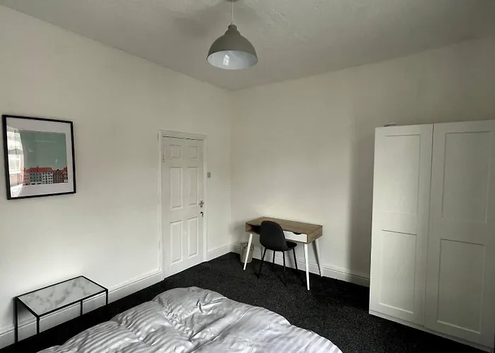 Huge Modern To In Salford Samson Plab 맨체스터